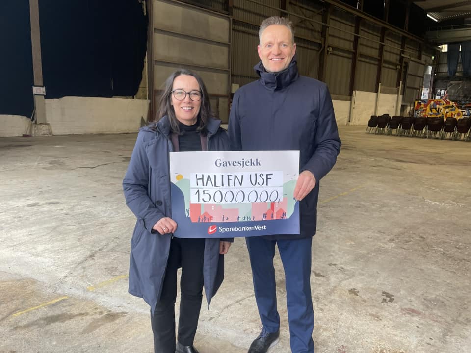 Jan Erik Kjerpeseth overrekker 15 millioner til USF Verftet styreleder Elisabeth Halvorsen