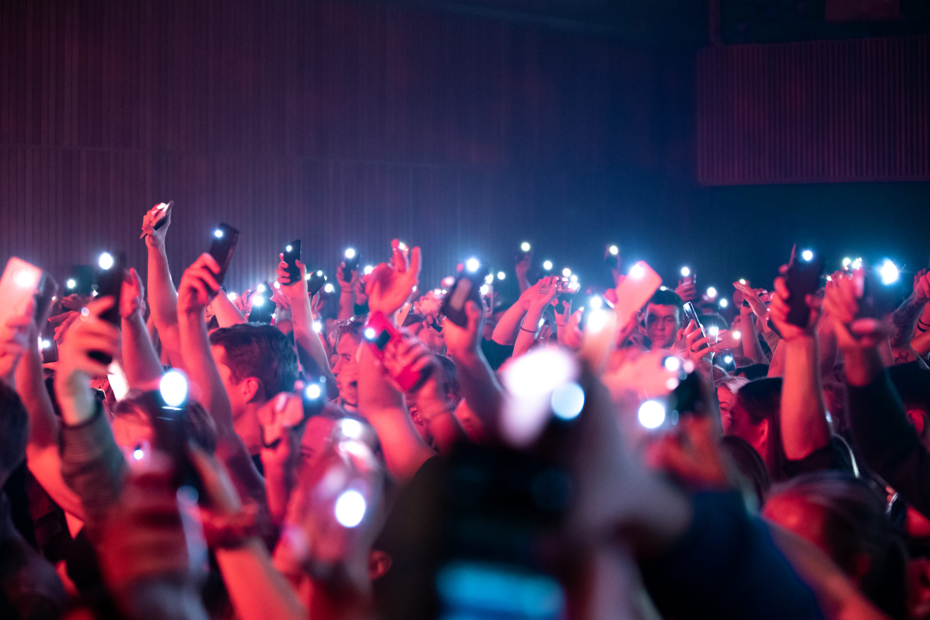 Lysende folkehav på USF Verftet