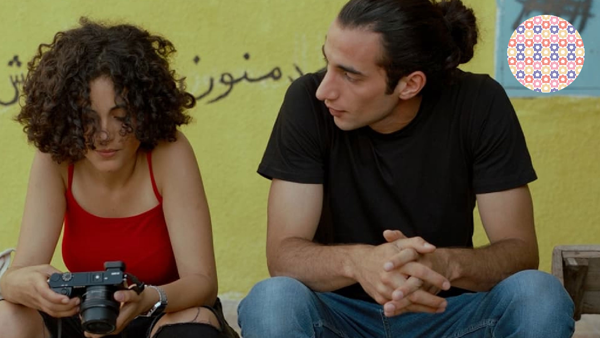 Bilde fra filmen Alam - ung mann og kvinne med kamera