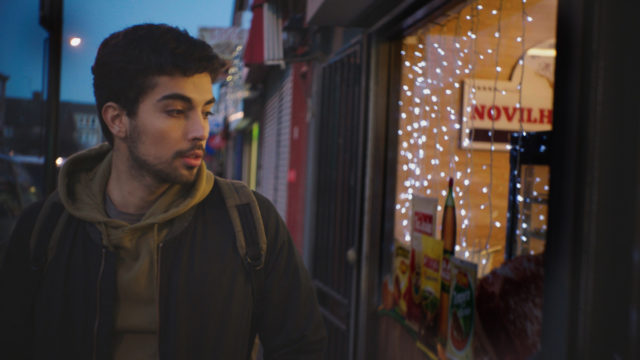 Bilde fra filmen - ung mann ved et hus