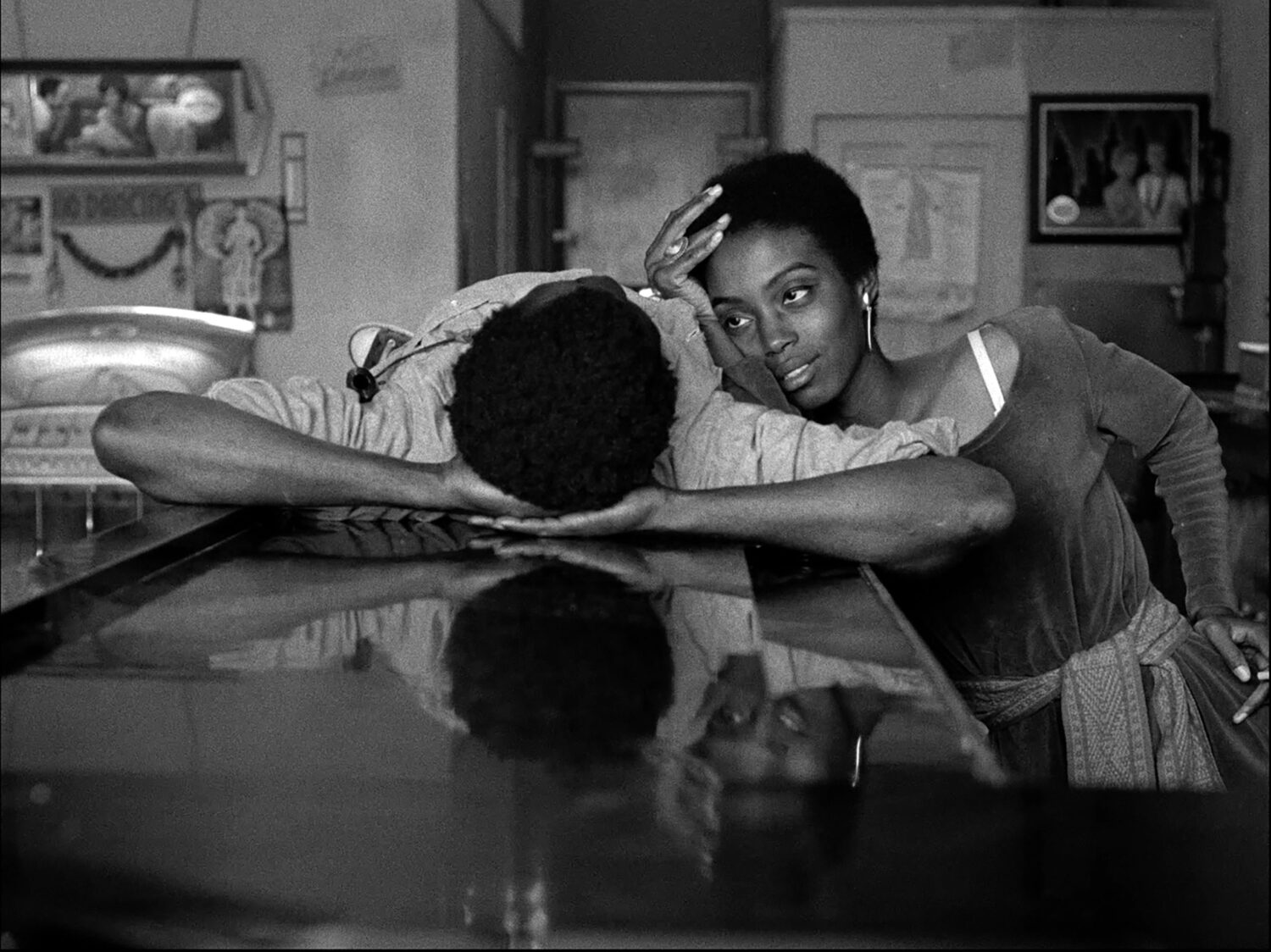 Kvinne ser på mann som ligger på bord