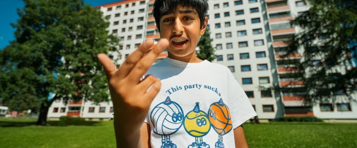 Gutt utenfor en boligblokk