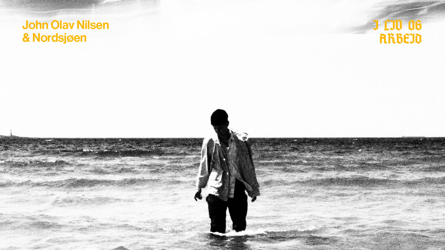 Bilde av artisten John Olav Nilsen gående i sjøvann