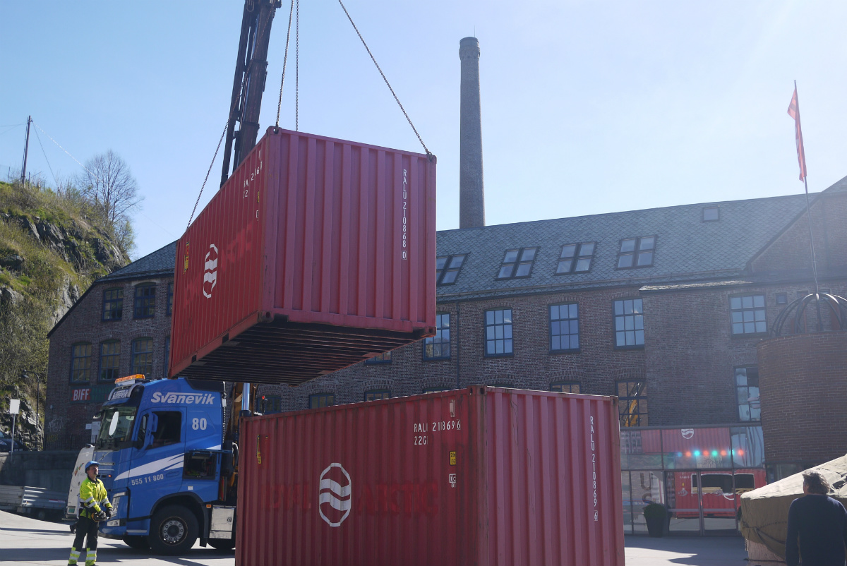 Fra monteringen av konteinerne på USF-plassen Feriekolonien