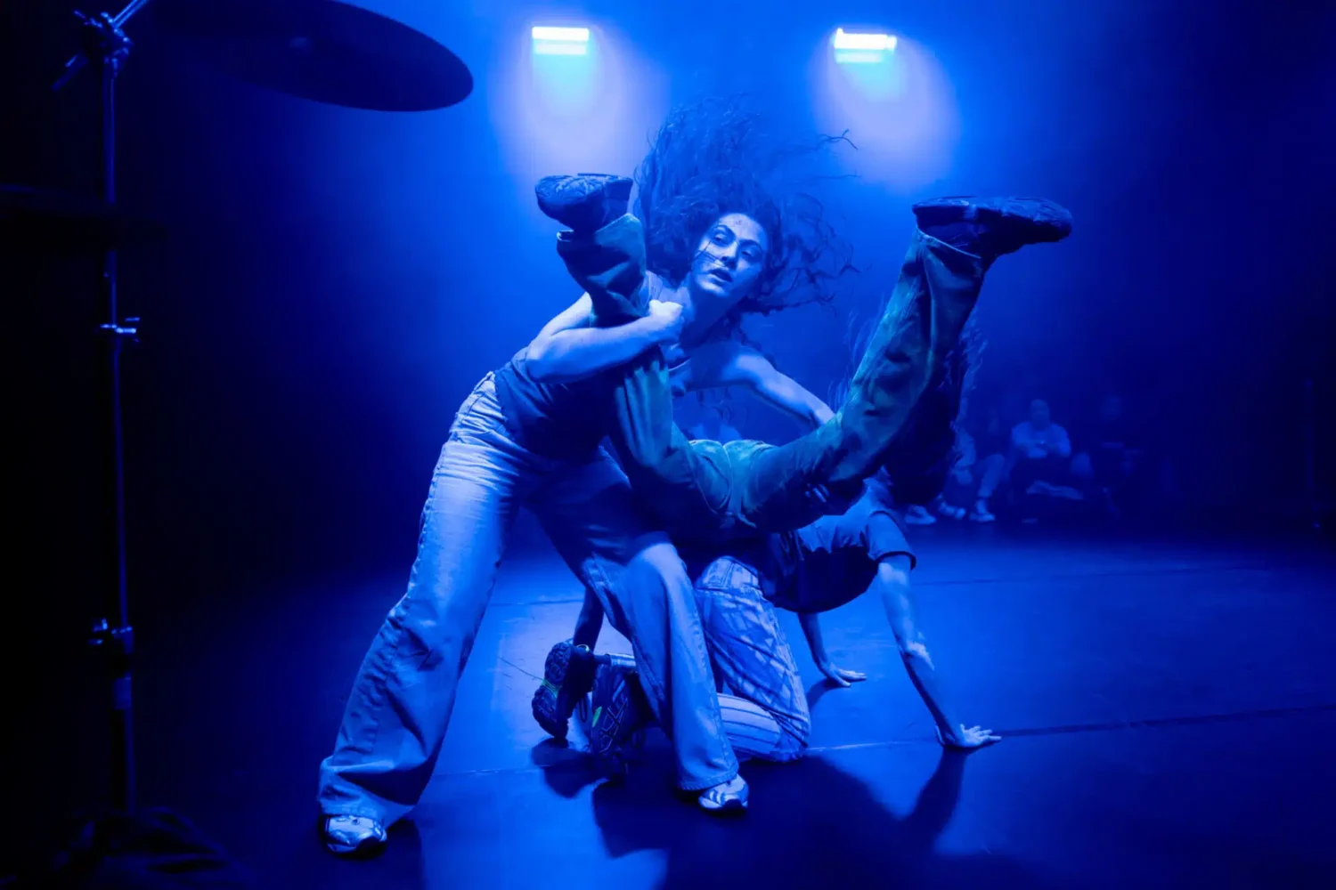 Dansere i blått lys