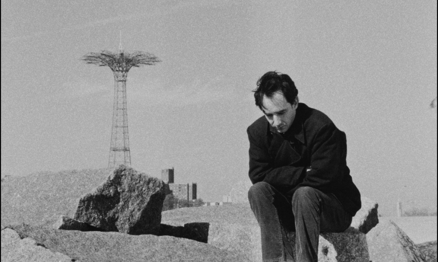 Bilde fra filmen Pi - mann sitter på en stein