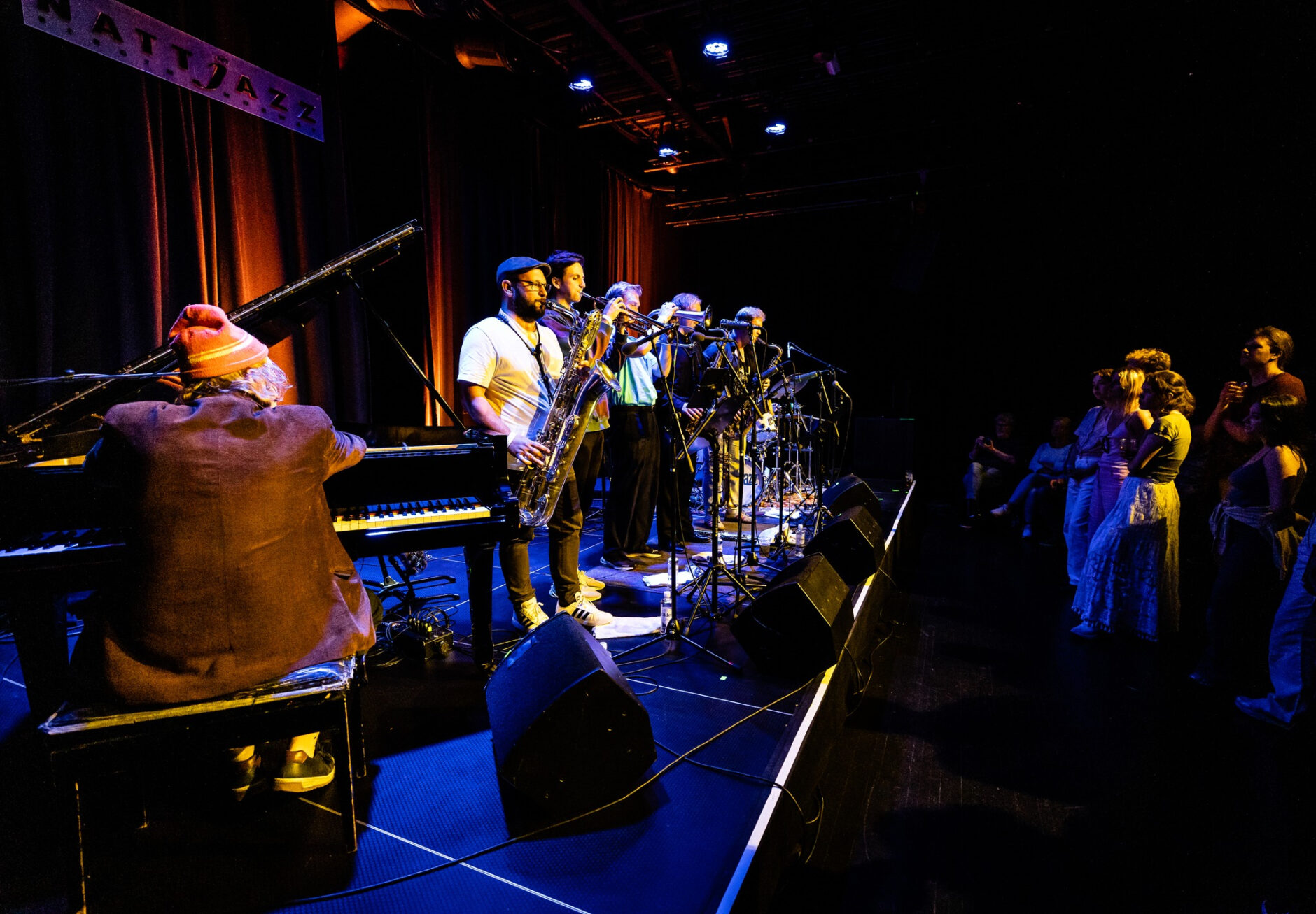 Bilde av konsert i Studio USF stående publikum