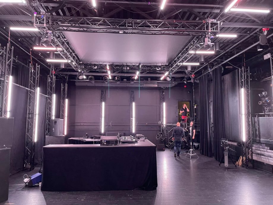 bilde av en tom teatersal med DJ-oppsett