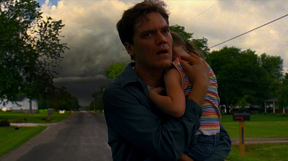 Mann som bærer et barn