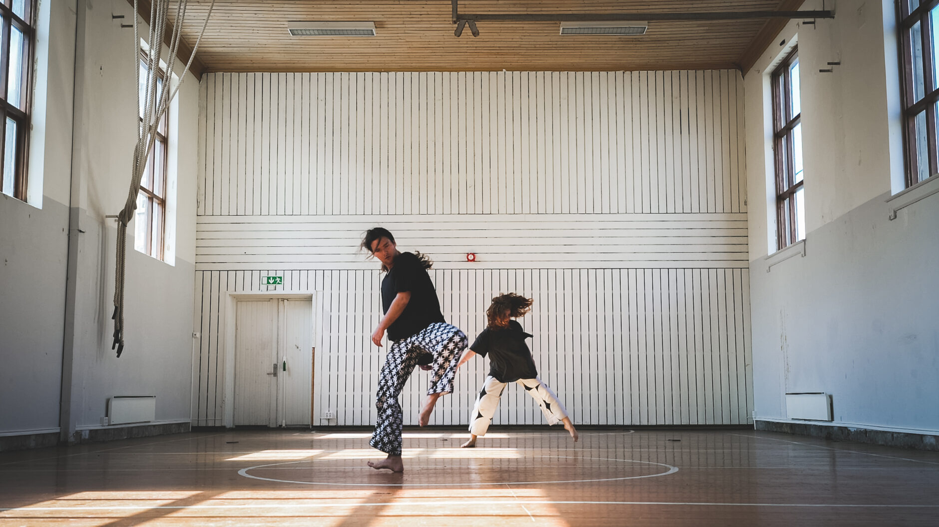 Bilde av dansere som øver i et dansestudio