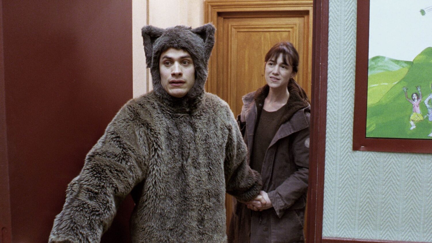 Mann i kostyme med kvinne i bakgrunnen