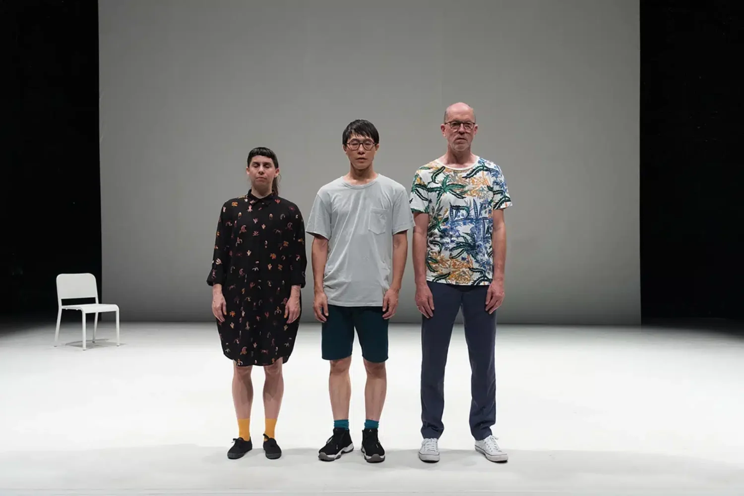 Tre mennesker på en scene