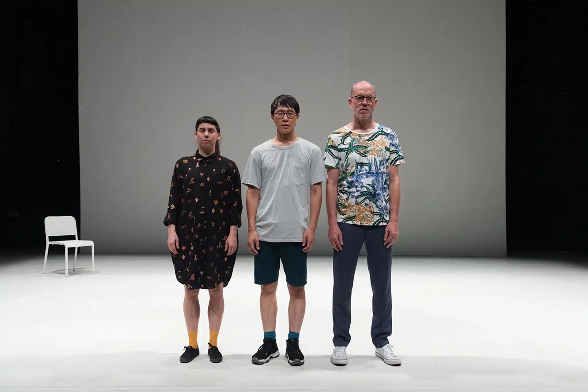 Tre mennesker på en scene