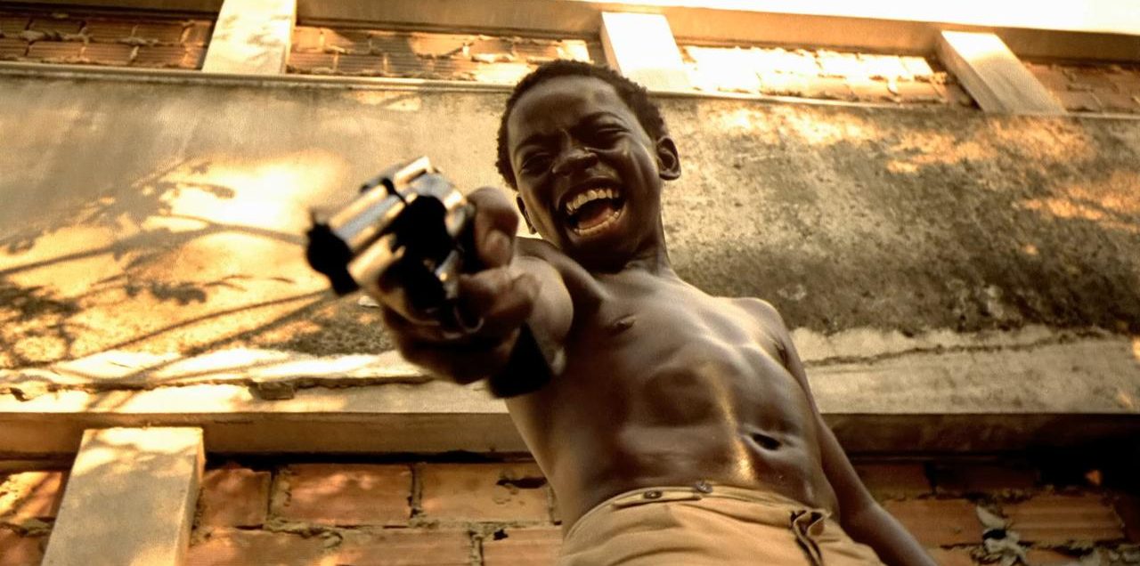 Bilde fra filmen Cidade de Deus / City of God - ung gutt med rskytevåpen