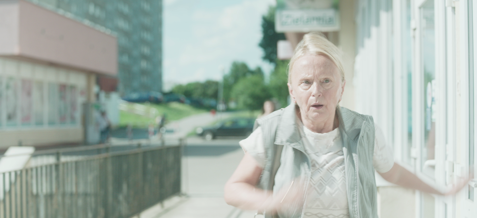 Bilde fra filmen Woman on the roof - kvinne som løper